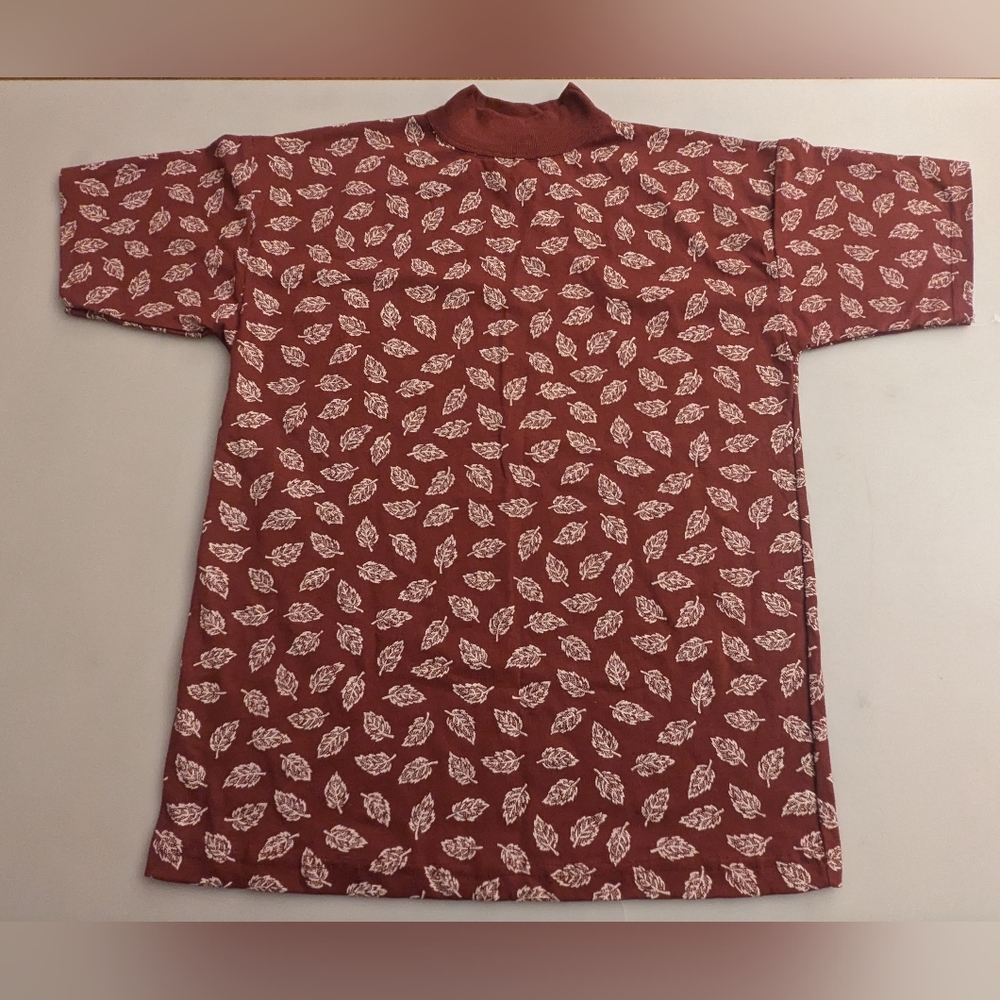 Sky Lite Fashion Mock Neck All Over Print Leaves Short Sleeve Top. Size Small